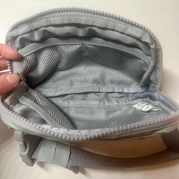 EUC Lululemon Everywhere Belt Bag 1L - Silver Drop - Picture 6 of 9